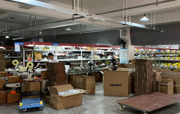 생산 투어: 오토바이 헬멧 제조를 위한 현대적인 워크샵 내부